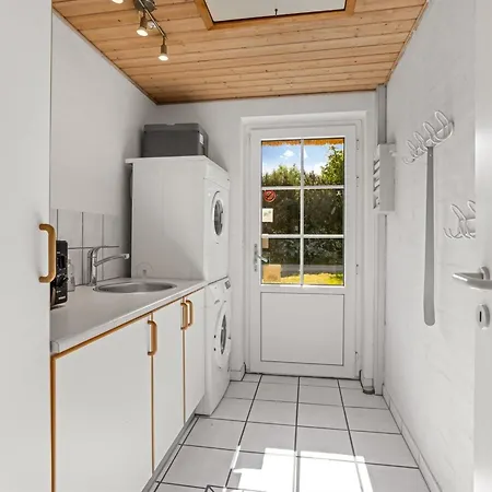 Tara - 900m From The Sea By Interhome Bøtø By